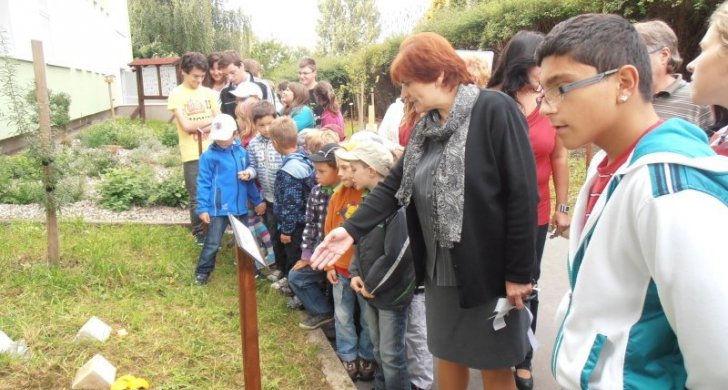 skola-ucebna-venku.jpg